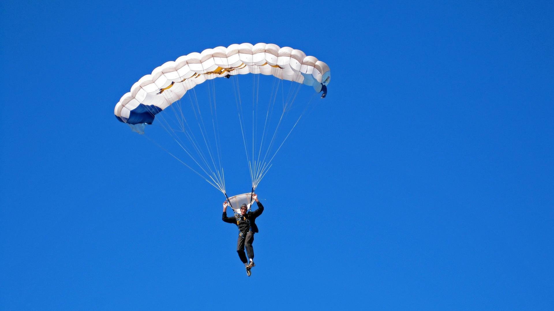 开云网站-国际空中飞人特技表演,视觉震撼的极限运动盛典,空中飞人动作